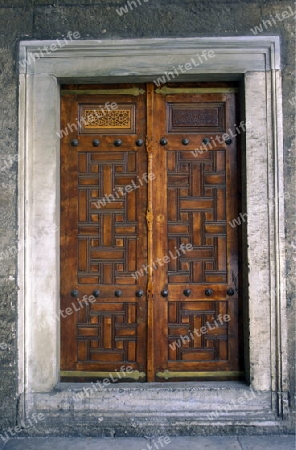 Eine Holztuer im Stadtteil Sultanahmet in Istanbul in der Tuerkey.