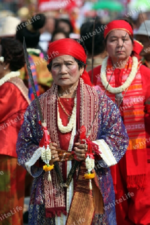 Eine traditionelle Tanz Gruppe zeigt sich an der Festparade beim Bun Bang Fai oder Rocket Festival in Yasothon im Isan im Nordosten von Thailand. 