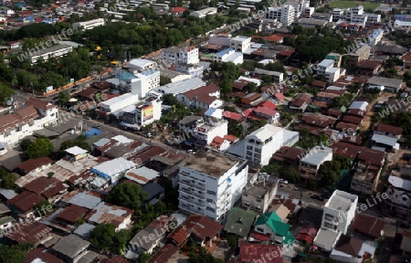 Die sicht auf die Stadt Ubon Rachathani im Isan beim Anflug von Chiang mai nach Ubon im Nordosten von Thailand. 