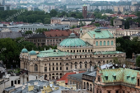 Sicht vom Turm der Marienkirche auf das Slowacki Theater in der Altstadt von Krakau im sueden von Polen.  