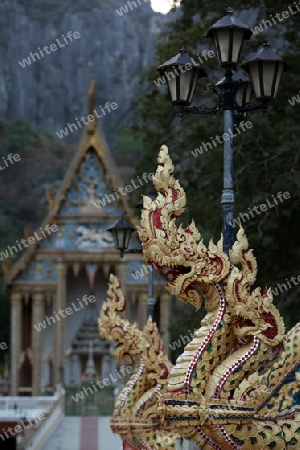 Ein Tempel in der Felsen Landschaft des Khao Sam Roi Yot Nationalpark am Golf von Thailand im Suedwesten von Thailand in Suedostasien