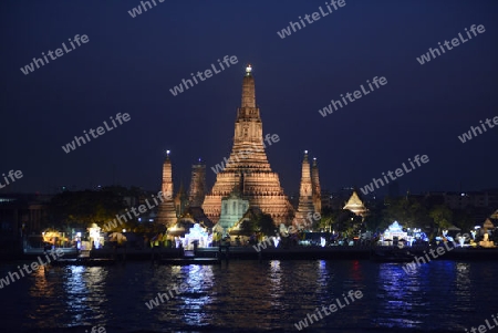 Die Tempelanlage des Wat Arun am Mae Nam Chao Phraya River in der Hauptstadt Bangkok von Thailand in Suedostasien.