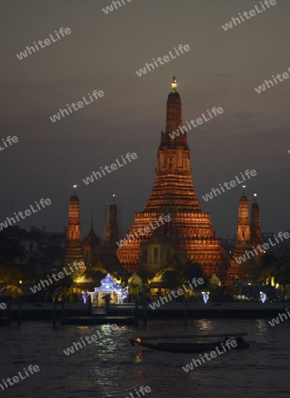 Die Tempelanlage des Wat Arun am Mae Nam Chao Phraya River in der Hauptstadt Bangkok von Thailand in Suedostasien.