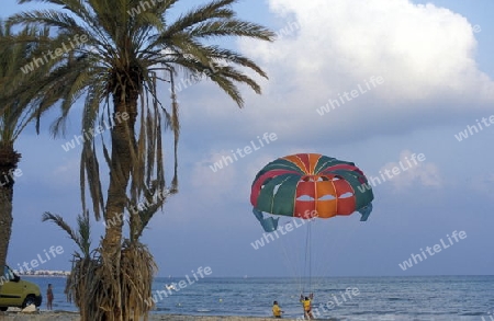 Ein Sandstrand bei Sousse in Zentraltuneisen in Nordafrika.  