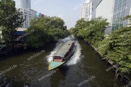 Das Taxi Boat im Klong Mahanak im Stadtgebiet um Pratunam im Zentrum der Hauptstadt Bangkok von Thailand in Suedostasien.