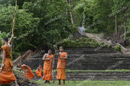 Der untere Teil des Tempel Wat Phra That Doi Kong Mu ueber dem Dorf Mae Hong Son im norden von Thailand in Suedostasien.