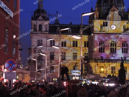 Rathaus mit Weihnachtsbeleuchtung