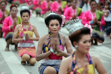 Eine traditionelle Tanzgruppe mit der thailaendischen Begruessung  zeigt sich an der Festparade beim Bun Bang Fai oder Rocket Festival in Yasothon im Isan im Nordosten von Thailand. 