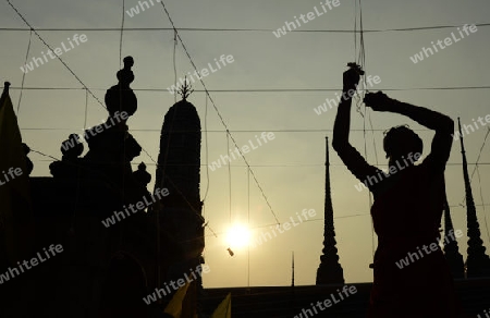 Moenche bei den Vorbereitungen auf die Neujahrsnacht Feier in der Tempelanlage des Wat Pho in der Hauptstadt Bangkok von Thailand in Suedostasien.