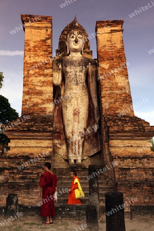 Eine stehende Buddha Figur  im Wat Mahathat Tempel in der Tempelanlage von Alt-Sukhothai in der Provinz Sukhothai im Norden von Thailand in Suedostasien.