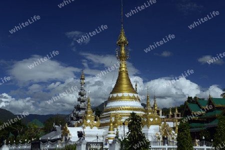 Der Tempel Wat Jong Kham und Jong Klang am See Nong Jong Kham im Dorf Mae Hong Son im norden von Thailand in Suedostasien.