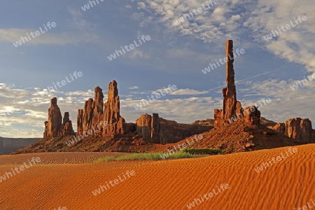 Totem Pole bei Sonnenaufgang, Monument Valley, Arizona, USA