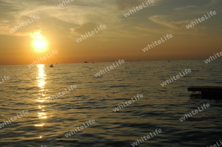 Abendstimmung in einem Hafen | evening szernerie in a habour