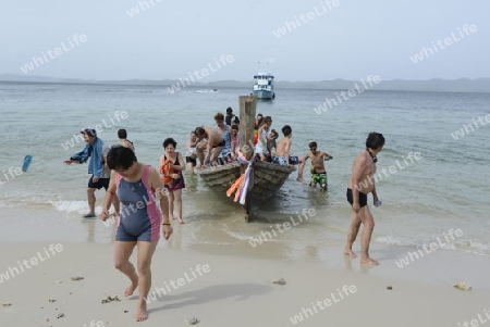 Eine kleine Badeinsel wenige Bootsminuten oestlich von der Hauptinsel Puket auf der Insel Phuket im sueden von Thailand in Suedostasien.