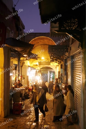 Afrika, Nordafrika, Tunesien, Tunis
Eine Gasse in der Medina mit dem Markt oder Souq in der Altstadt der Tunesischen Hauptstadt Tunis.




