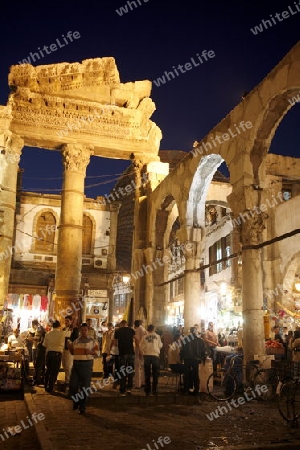 Eine Gasse mit Geschaeften im Souq in der Altstadt der Syrischen Hauptstadt Damaskus