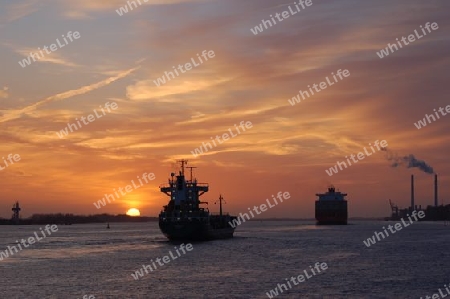 Sonnenuntergang mit Schiffen