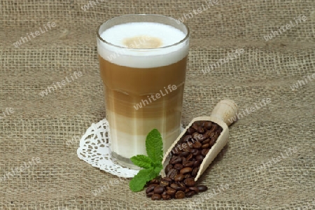 Latte Macchiato auf braunem Hintergrund