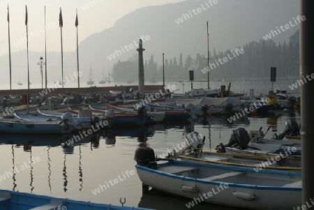 Im Hafen am im Morgennebel