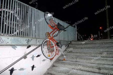 Fahrrad an Treppe gekettet