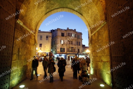 Afrika, Nordafrika, Tunesien, Tunis
Der Place de la Victoire mit dem Porte de France vor der Medina in der Altstadt der Tunesischen Hauptstadt Tunis. 





