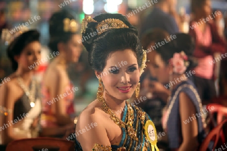 Eine Miss Kandidatin anlaesslich der Miss Wahl beim Bun Bang Fai oder Rocket Festival in Yasothon im Isan im Nordosten von Thailand. 