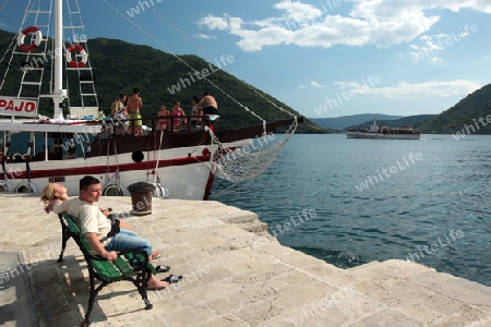 Das Dorf Persat in der Bucht von Kotor am Mittelmeer in Montenegro im Balkan in Europa.