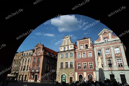 Der Rathausturm auf dem Stray Rynek Platz  in der Altstadt von Poznan im westen von Polen. 