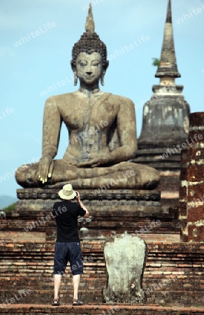 Eine Buddha Figur  im Wat Mahathat Tempel in der Tempelanlage von Alt-Sukhothai in der Provinz Sukhothai im Norden von Thailand in Suedostasien.