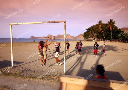 Der Fussballplatz am Stadtstrand von Dili der Hauptstadt von Ost Timor auf der in zwei getrennten Insel Timor in Asien.