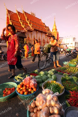 Der Markt vor dem Wat Mung Muang am Morgen in der Altstadt von Chiang Rai in der Provinz chiang Rai im Norden von Thailand in Suedostasien.