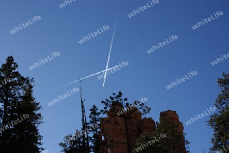 Flugzeuge am Himmel ?ber dem Bryce Canyon