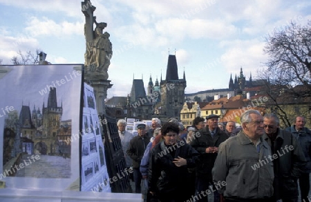 Die Karlsbruecke ueber dem Vltava Fluss von Prag der Hauptstadt der Tschechischen Republik