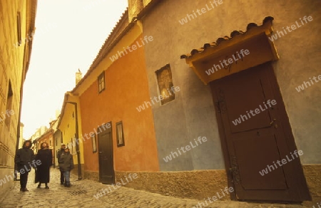 Eine Gasse im Goldschmide Viertel von Prag der Hauptstadt der Tschechischen Republik.