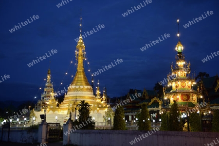 Der Tempel Wat Jong Kham und Jong Klang am See Nong Jong Kham im Dorf Mae Hong Son im norden von Thailand in Suedostasien.