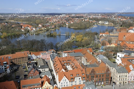 Blick von der Marienkirche ueber die Altstadt,  Hafen und Strelasund,  Stralsund , Unesco Weltkulturerbe, Mecklenburg Vorpommern, Deutschland, Europa , oeffentlicher Grund