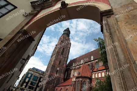 Die Elisabethkirche beim Stray Rynek Platz  in der Altstadt von Wroclaw oder Breslau im westen von Polen.  