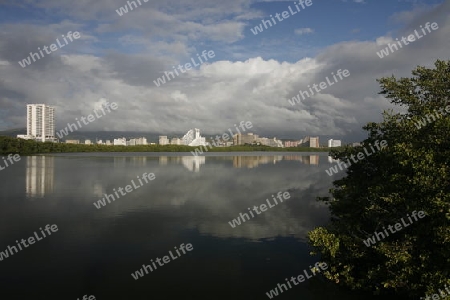 Suedamerika, Karibik, Venezuela, Isla Margarita, Porlamar, Das Panorama hinter einer Lagune in Porlamar auf der Isla Margarita. 