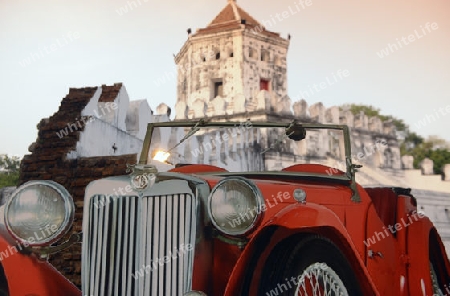 Ein papkarton Auto vor dem Fort Sumen bei einem Fest im Santichaiprakan Park am Mae Nam Chao Phraya in der Hauptstadt Bangkok von Thailand in Suedostasien.