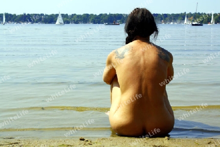 frau sitzt am strand