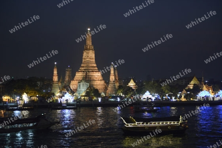 Die Tempelanlage des Wat Arun am Mae Nam Chao Phraya River in der Hauptstadt Bangkok von Thailand in Suedostasien.