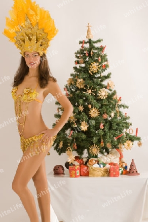 Samba M?dchen vor bayerischen Christbaum 