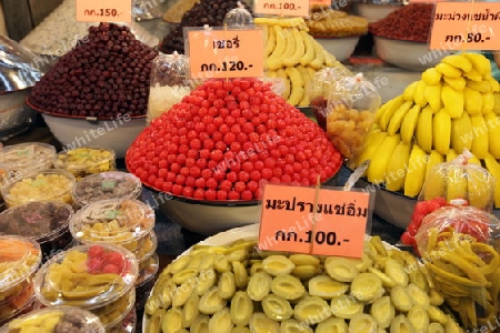 Ein Marktstand auf dem Markt in der Tempelstadt Ayutthaya noerdlich von Bangkok in Thailand.