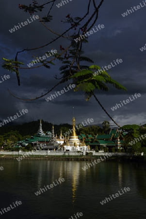 Der Tempel Wat Jong Kham und Jong Klang am See Nong Jong Kham im Dorf Mae Hong Son im norden von Thailand in Suedostasien.