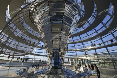 Innenraum mit verspiegelter Mittels?ule der Reichstagskuppel, Reichstag Berlin, Architekt Sir Norman Foster, Berlin, Deutschland, Europa