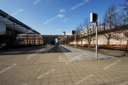 zkm, karlsruhe, kunst, metall, metallkunst, medien, medientechnologie, modern, innovativ, haus, geb?ude, turm, architektur, masten, metall, anzeigetafeln, metallmasten, platten, belag, plattenbelag, steinplatten, glas, verglast, front, glasfront, son