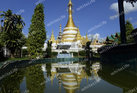 Der Tempel Wat Jong Kham und Jong Klang am See Nong Jong Kham im Dorf Mae Hong Son im norden von Thailand in Suedostasien.