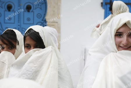 Afrika, Nordafrika, Tunesien, Tunis, Sidi Bou Said
Junge Frauen im traditionellen weissen Schleier in der Altstadt von Sidi Bou Said in der Daemmerung am Mittelmeer und noerdlich der Tunesischen Hauptstadt Tunis.






