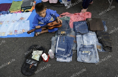 Ein Knabe beim Musik spielen an einem Markt bei einem Fest im Santichaiprakan Park am Mae Nam Chao Phraya in der Hauptstadt Bangkok von Thailand in Suedostasien.