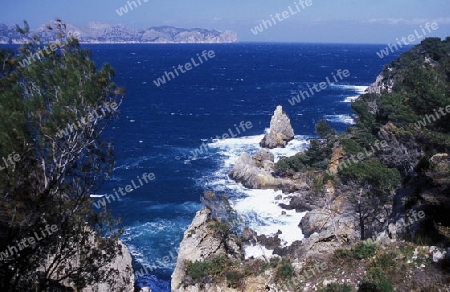 Die Landschaft beim Cap de Formentor auf der Halbinsel Formentor im Februar im Osten der Insel Mallorca einer der Balearen Inseln im Mittelmeer.  